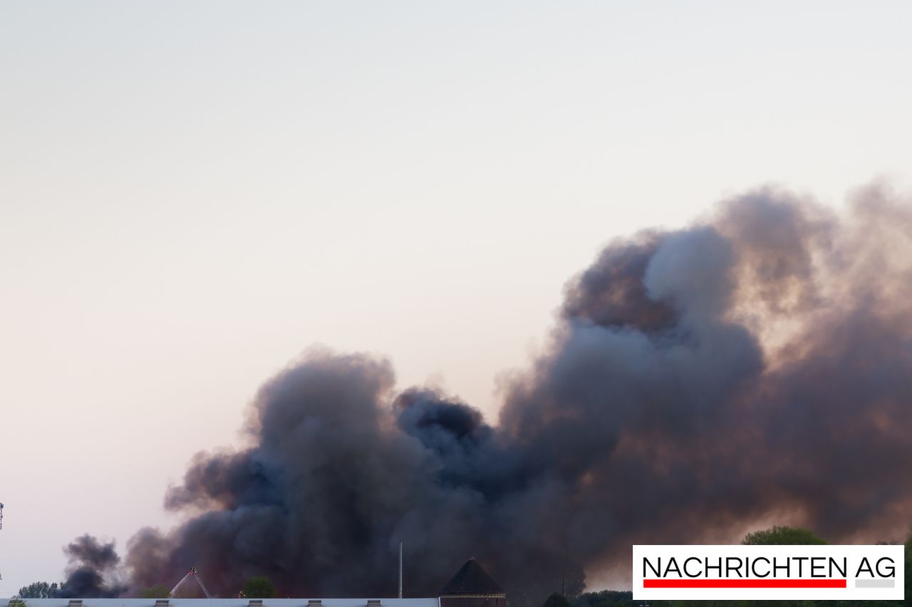 Großbrand bei Schaustellerbetrieb: Weihnachtsmarkt-Equipment in Flammen!
